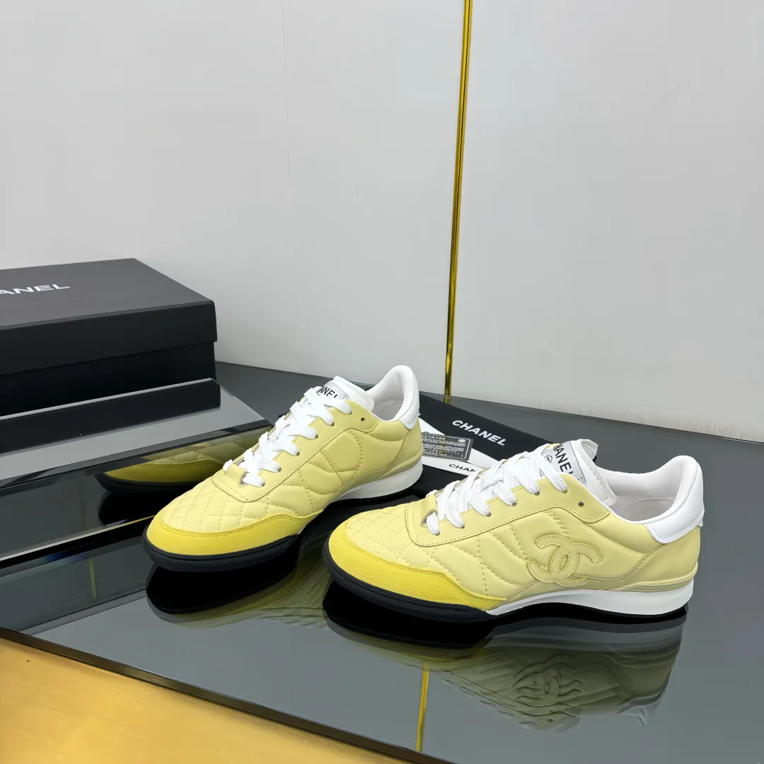 👟👟Ex-factory price 600👟👟 Top version Chanel Chanel - 2025 counter top casual sports shoes. This classic design; the upper is electro-embroidered with a variety of techniques; the outsole is fashionable and sporty; it is extraordinary and incorporates a variety of color matching elements... The diversified mix and match is very beautiful and versatile, and can be used for leisure, fashion, sports and outdoor... ꫛꫀꪝ Go➫ Material: ❶Upper is made of: original imported mercerized velvet + double-layer breathable mesh ❷Inside is made of: original imported breathable mesh ❸Outsole is based on: original TPU combination outsole Counter boutique packaging complete set for women 35–41 👉